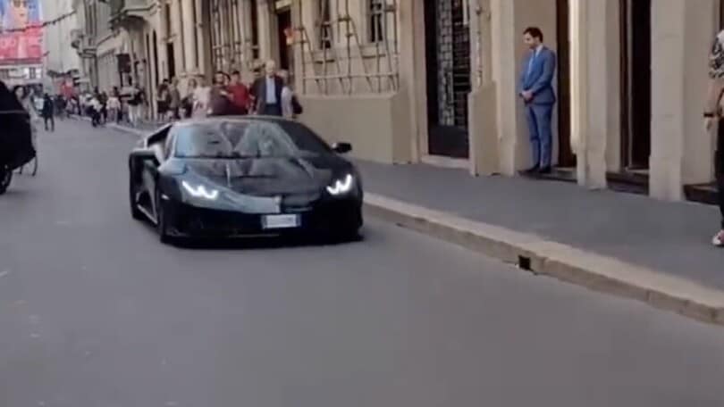 Saelemaekers passione Lamborghini: eccolo in centro a Milano