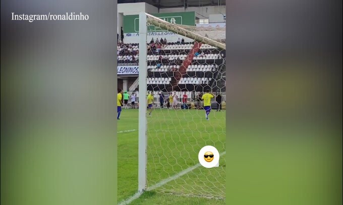 Ronaldinho, super gol nel match d'esibizione