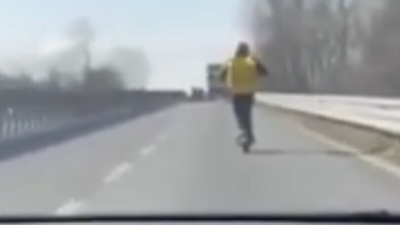 In tangenziale col monopattino: il rider consegna il cibo a 100 km/h