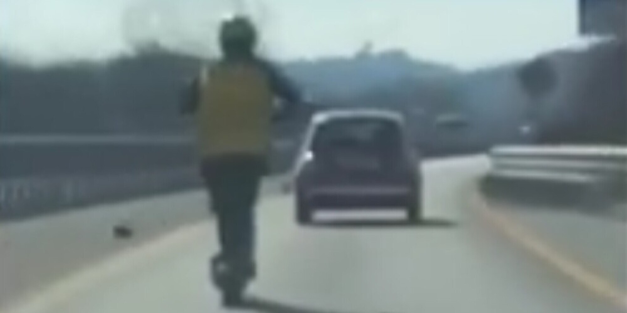 Rider in monopattino sfreccia a 100 km/h in tangenziale VIDEO