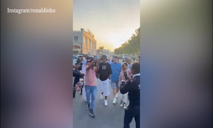 Ronaldinho a pranzo con gli emiri: ecco cosa si mangia
