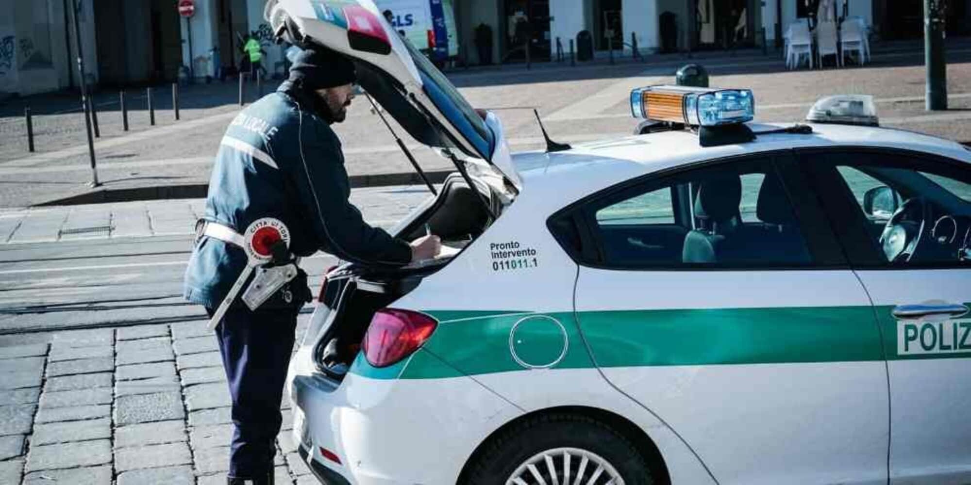 Si accorge del furto della sua Fiat 500: rincorre il ladro e lo picchia