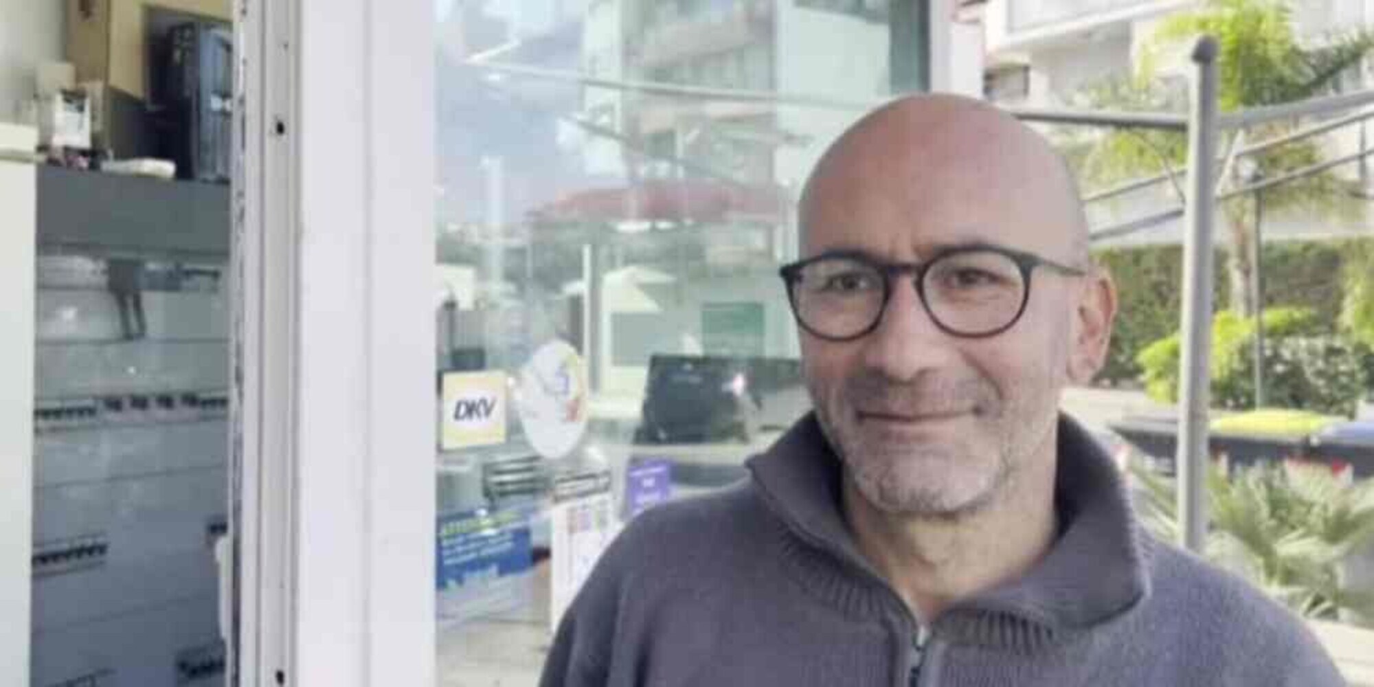 È ribattezzato "il benzinaio più caro d'Italia", chi è e quali sono i suoi costi?