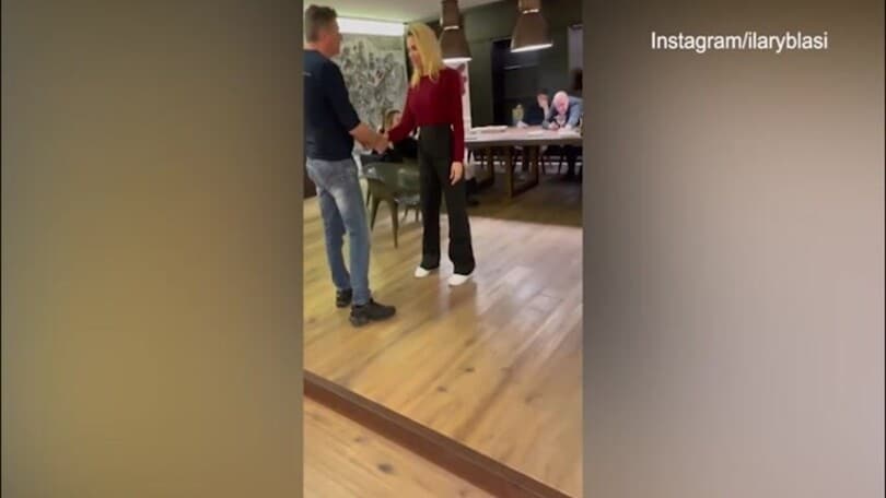 Teo Mammucari prova a ipnotizzare Ilary Blasi: ecco il risultato