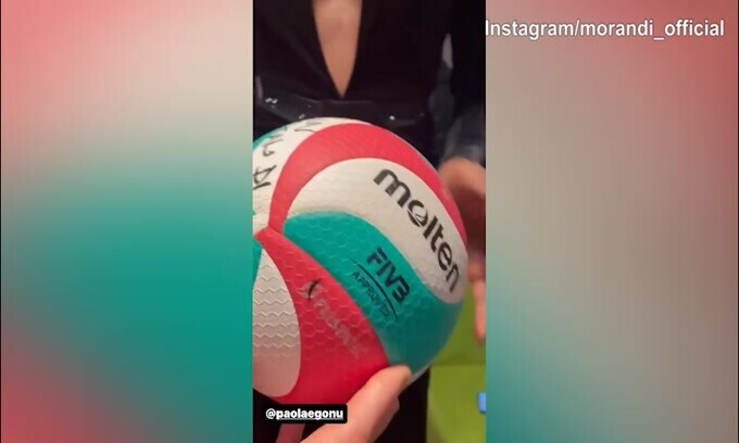 Paola Egonu, il regalo a Gianni Morandi: un pallone autografato