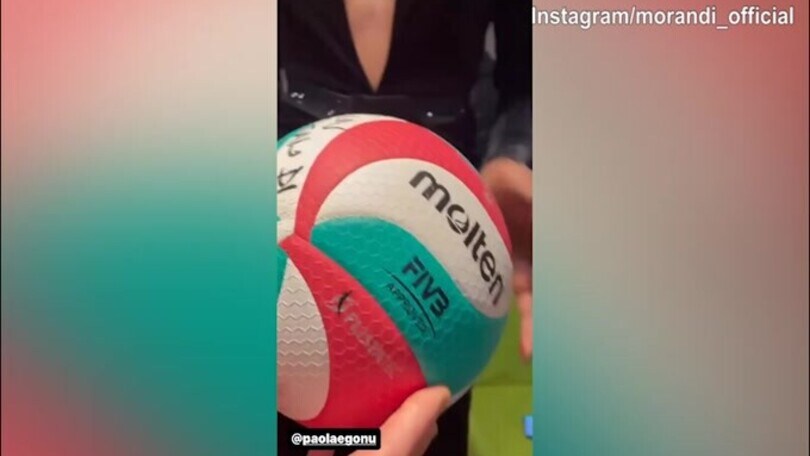 Paola Egonu, il regalo a Gianni Morandi: un pallone autografato