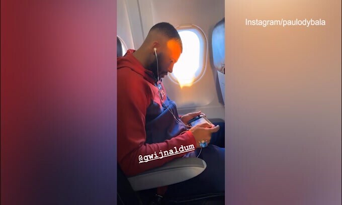 Roma, sull'aereo Dybala prende in giro Wijnaldum