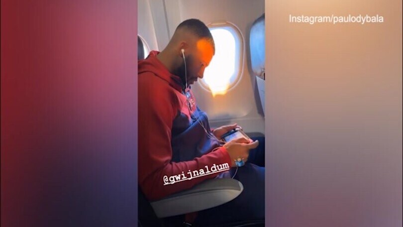 Roma, sull'aereo Dybala prende in giro Wijnaldum