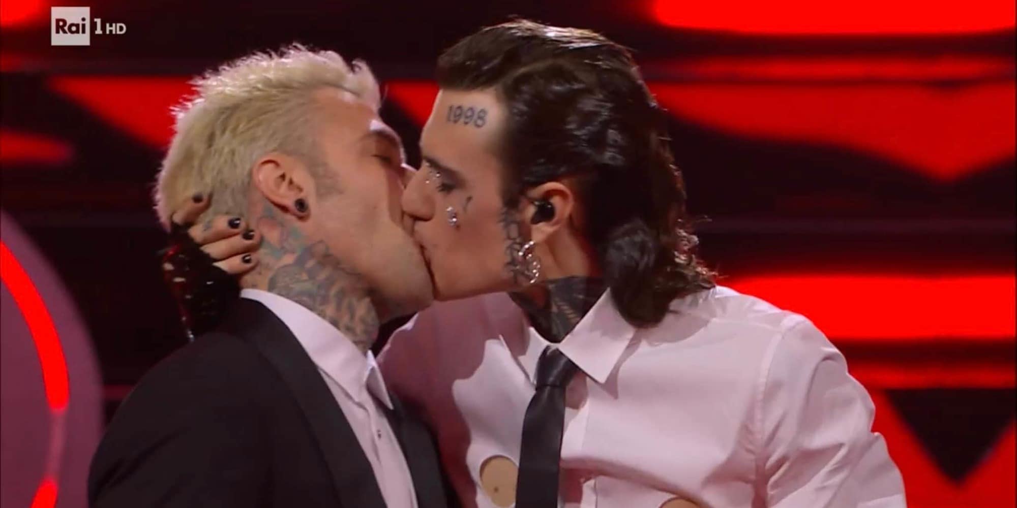 Sanremo, Fedez e Rosa Chemical: bacio sul palco dell’Ariston!