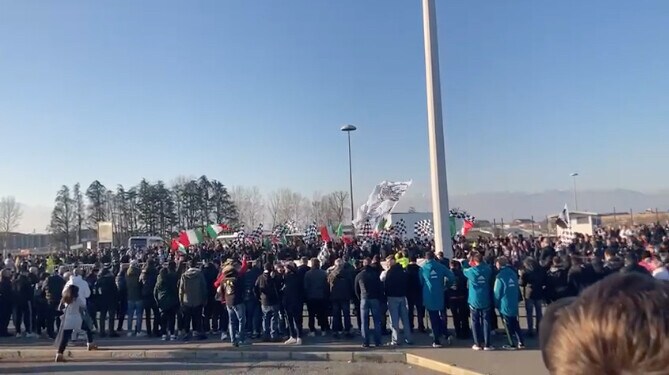 Juventus-Fiorentina, la carica dei tifosi bianconeri