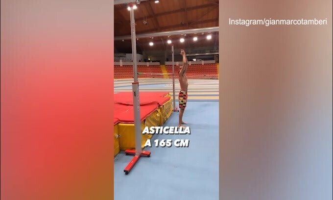 Saltare 165 cm all'indietro da fermo: ecco il tentativo di Gianmarco Tamberi
