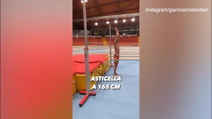 Saltare 165 cm all'indietro da fermo: ecco il tentativo di Gianmarco Tamberi