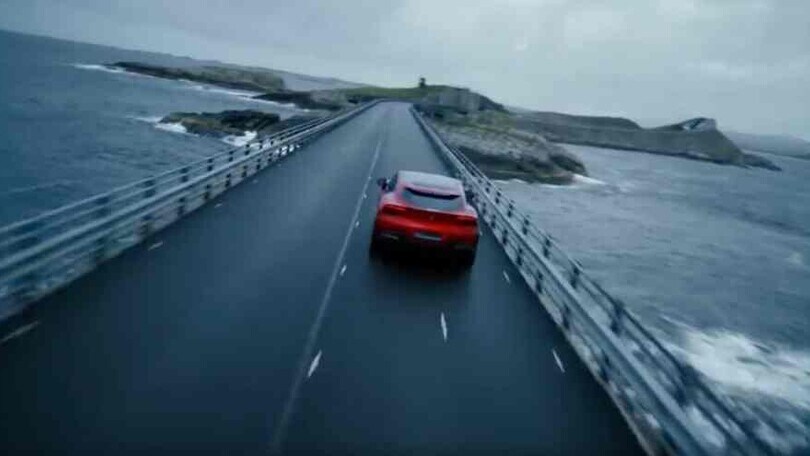 Ferrari Purosangue sbarca in Norvegia e sfida l'aurora boreale e il mare in tempesta