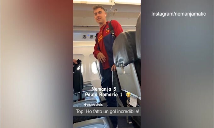 Roma, Matic scherza con Dybala in aereo: "Sembravi Romario?"