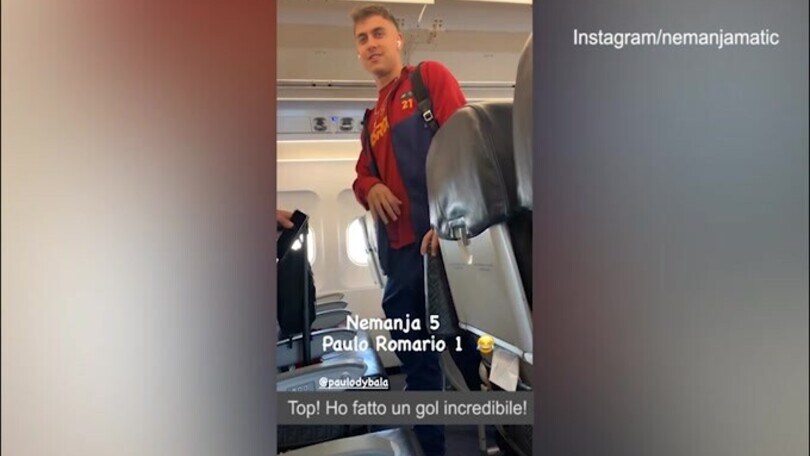 Roma, Matic scherza con Dybala in aereo: "Sembravi Romario?"