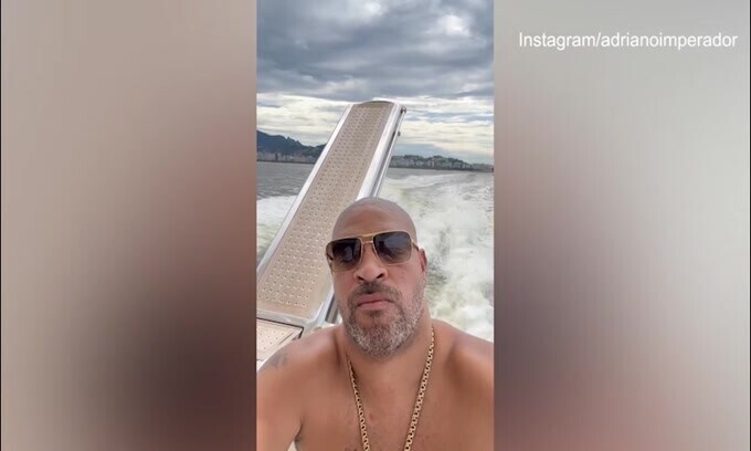 Sorride e fa il dito medio ai followers: ecco la gita in barca di Adriano