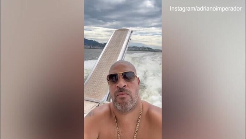 Sorride e fa il dito medio ai followers: ecco la gita in barca di Adriano