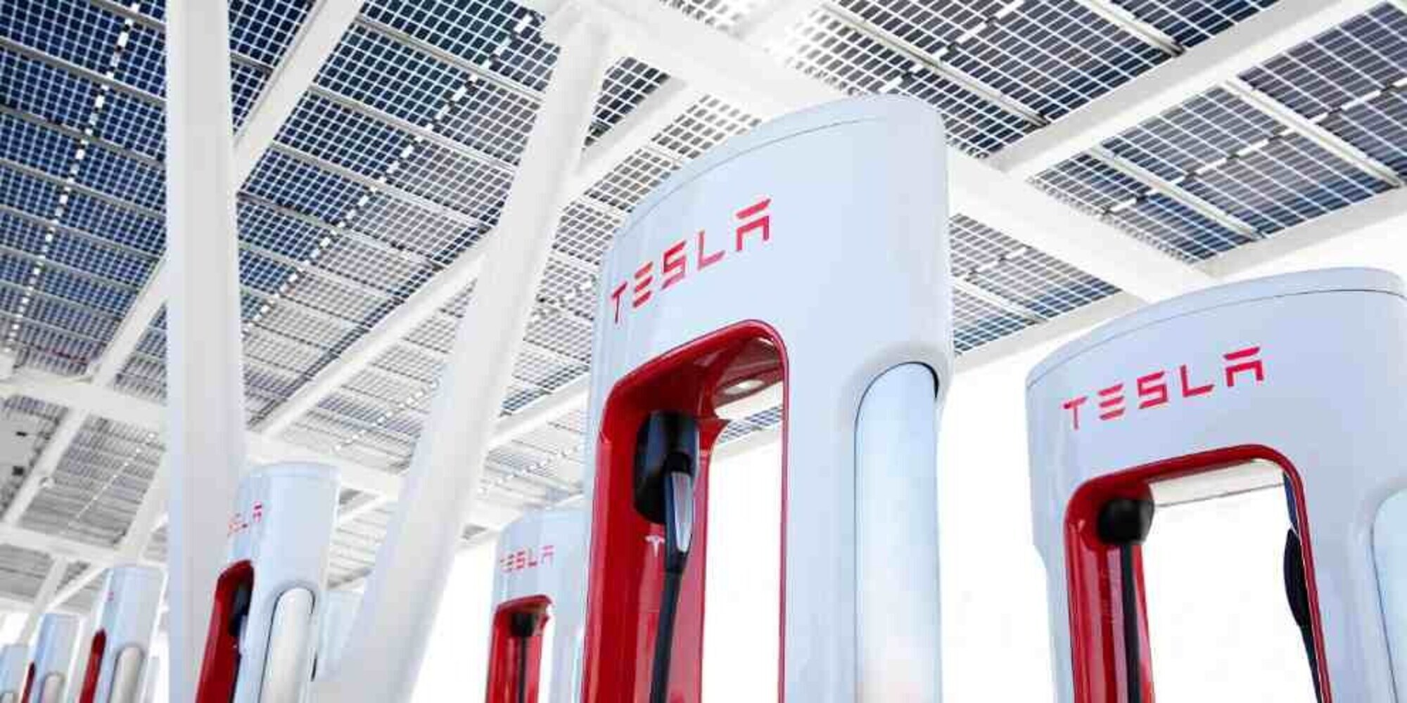 Tesla ha deciso: negli Stati Uniti apre rete di colonnine ad altre vetture elettriche
