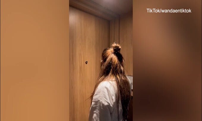 Bussa in camera ma la sorella non risponde: ecco la gag con Wanda Nara