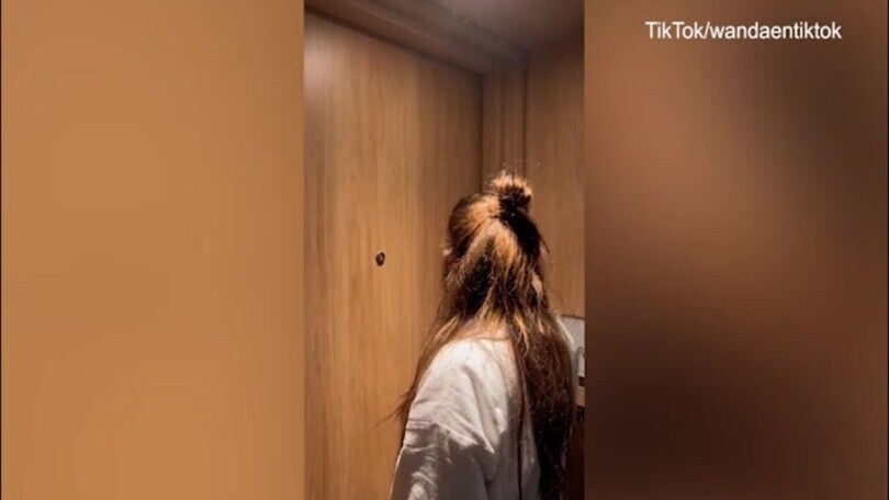 Bussa in camera ma la sorella non risponde: ecco la gag con Wanda Nara