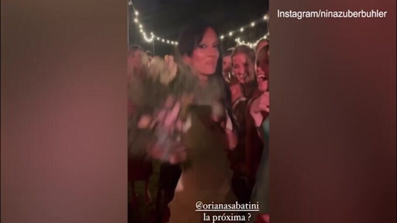 Lady Dybala prende al volo il bouquet: messaggio per Paulo?