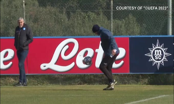 Chiede il pallone e inizia a palleggiare: è Spalletti-show!