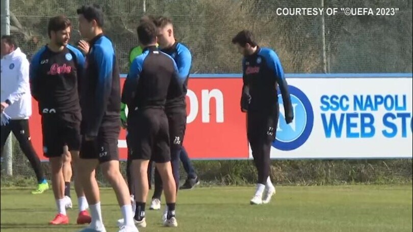 Napoli, rifinitura pre-Eintracht: Osimhen in gruppo