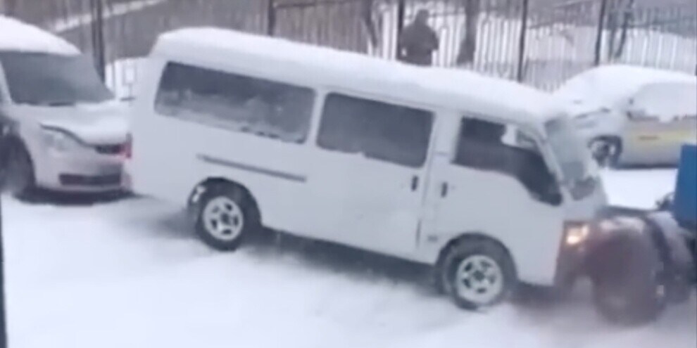 Effetto domino da paura: in Repubblica Ceca le auto "scivolano" sulla neve