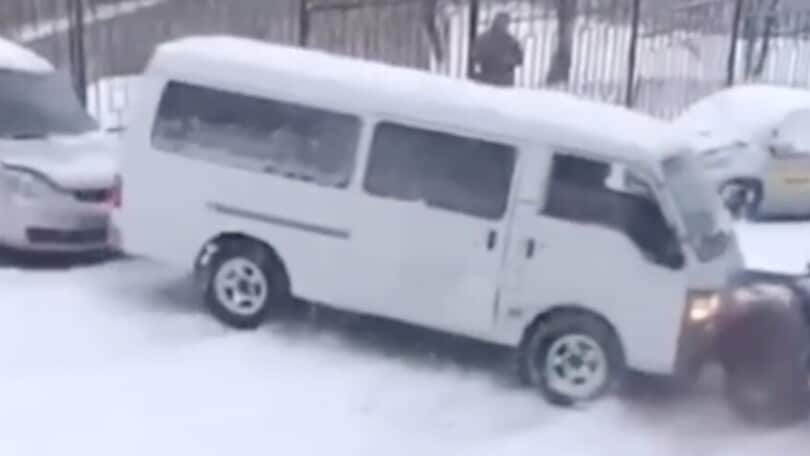 Effetto domino da paura: in Repubblica Ceca le auto "scivolano" sulla neve