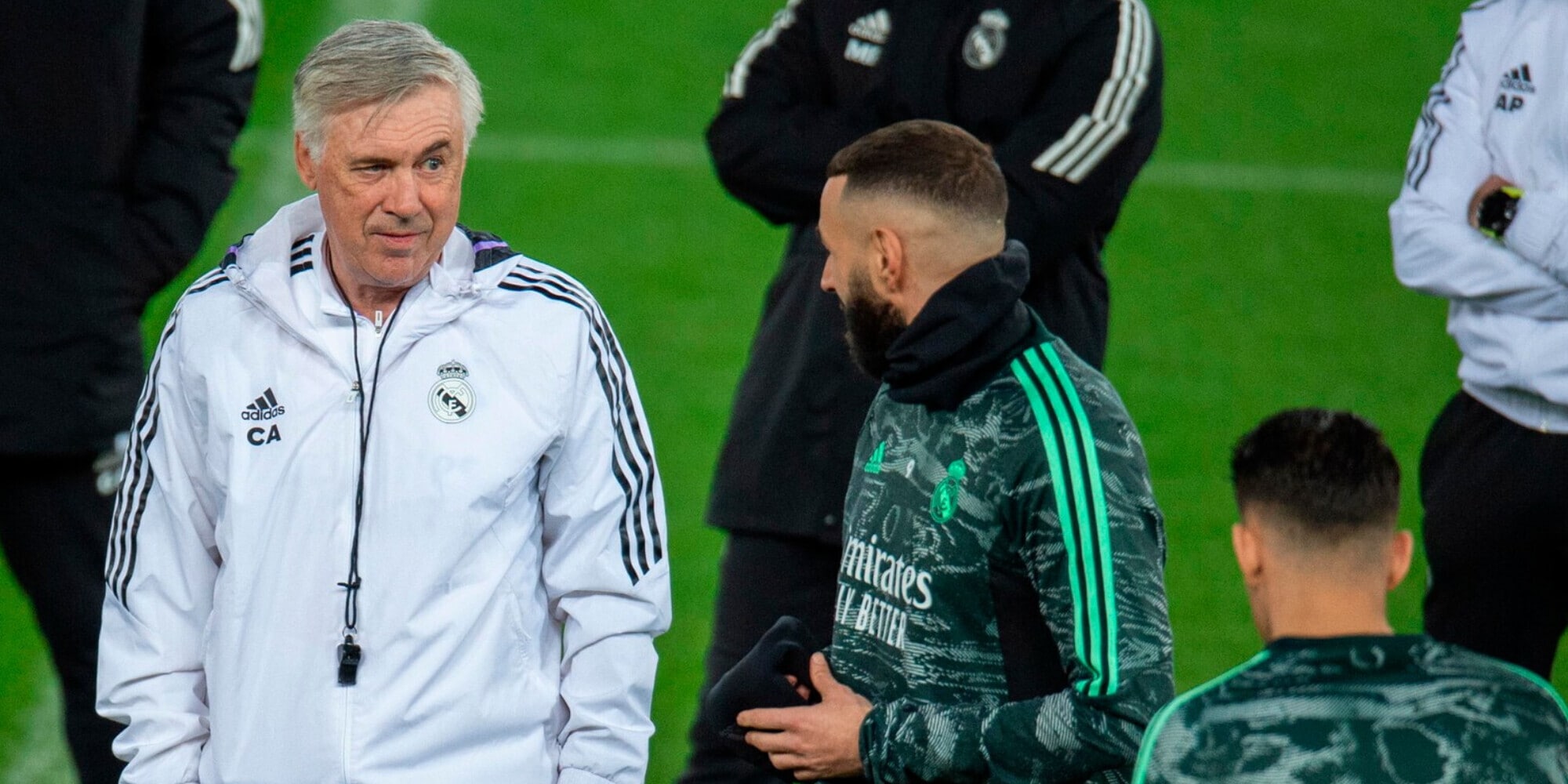 Liverpool-Real Madrid, la mossa dei tifosi inglesi a notte fonda sotto l’hotel di Ancelotti