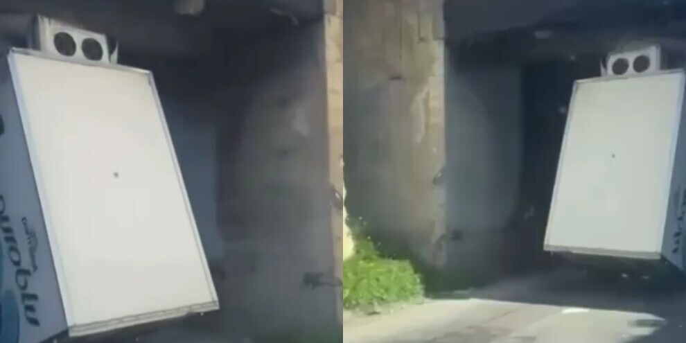 Rimane incastrato col camion sotto un ponte in posizione "verticale"