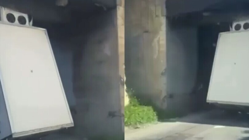 Rimane incastrato col camion sotto un ponte in posizione "verticale"