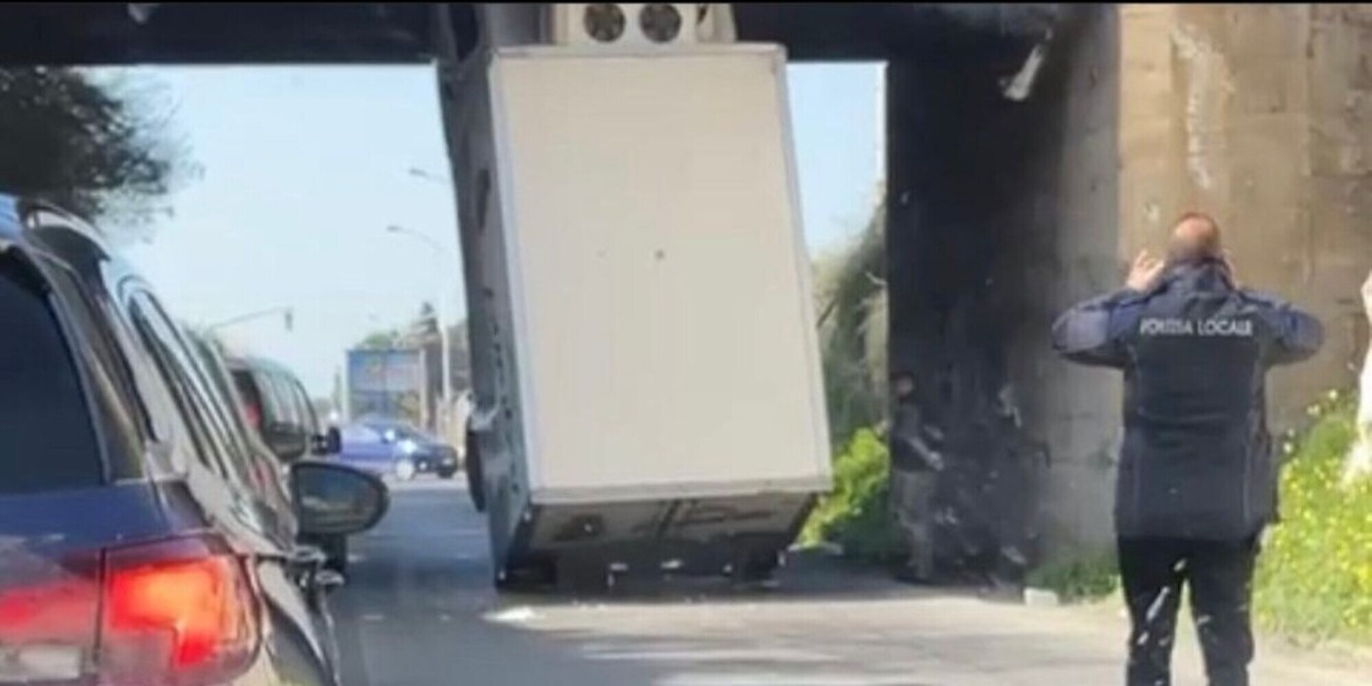 Mistero a Ragusa: camion rimane incastrato verticalmente sotto a un ponte