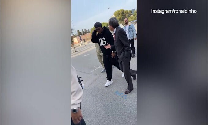 Ronaldinho torna a Barcellona: ecco come è stato accolto al Camp Nou