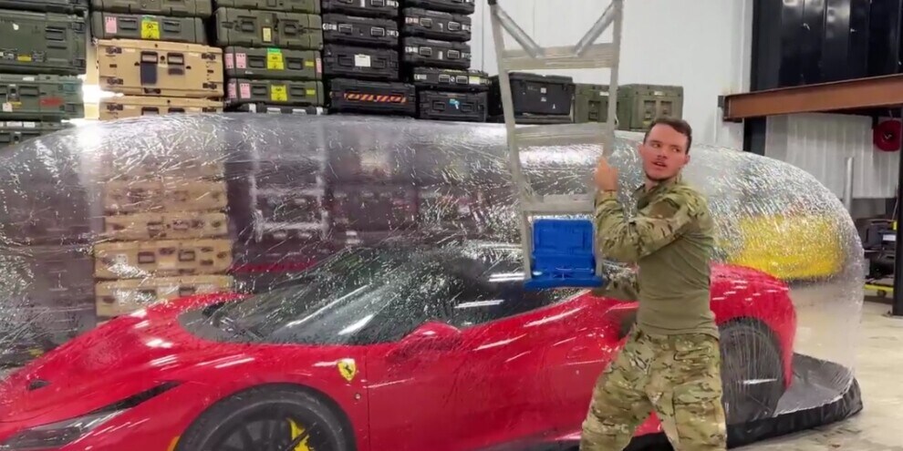 Youtuber si compra una Ferrari per presentare...il garage gonfiabile!