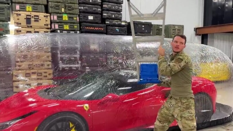 Youtuber si compra una Ferrari per presentare...il garage gonfiabile!