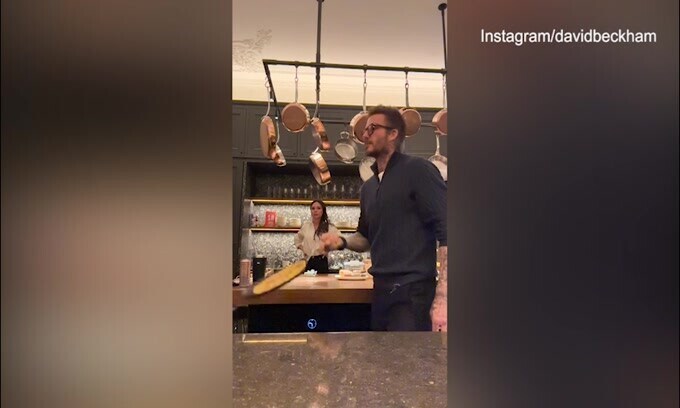 Pancake Day, la spadellata di Beckham è da insufficienza: Victoria si arrabbia