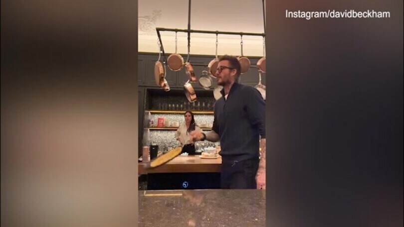 Pancake Day, la spadellata di Beckham è da insufficienza: Victoria si arrabbia