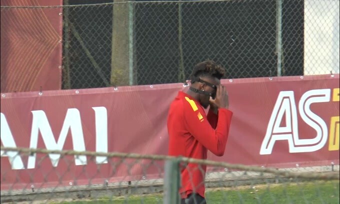 Roma, nell'allenamento pre Salisburgo spunta un Abraham mascherato