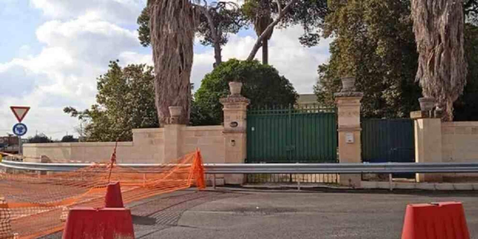 Rimangono chiusi in casa per colpa di una rotatoria: l'assurda storia