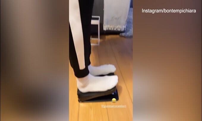 Tamberi fa stretching, la moglie: "Abbiamo un sacco di giochini del male"