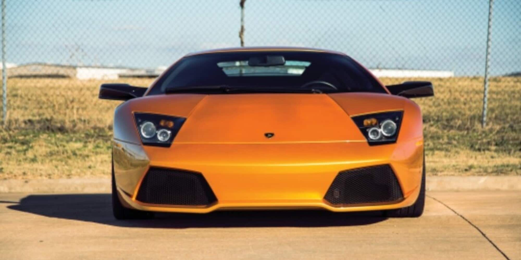 Lo Stato gli dà 5 milioni per salvare l'azienda, lui ci acquista supercar