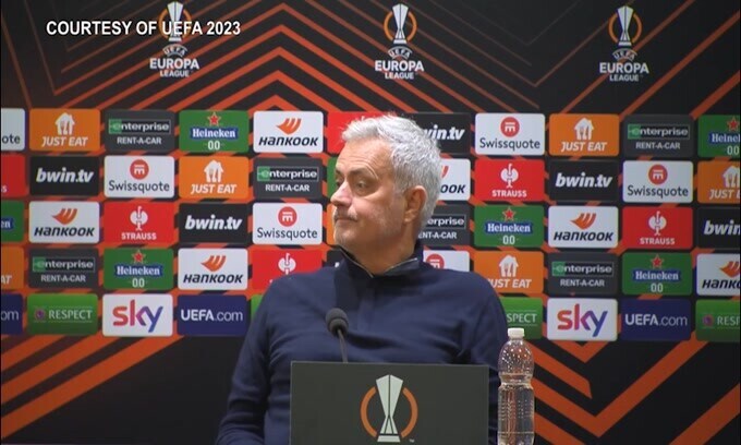 Mourinho scherza in conferenza: "Prendi i soldi e vai a casa"