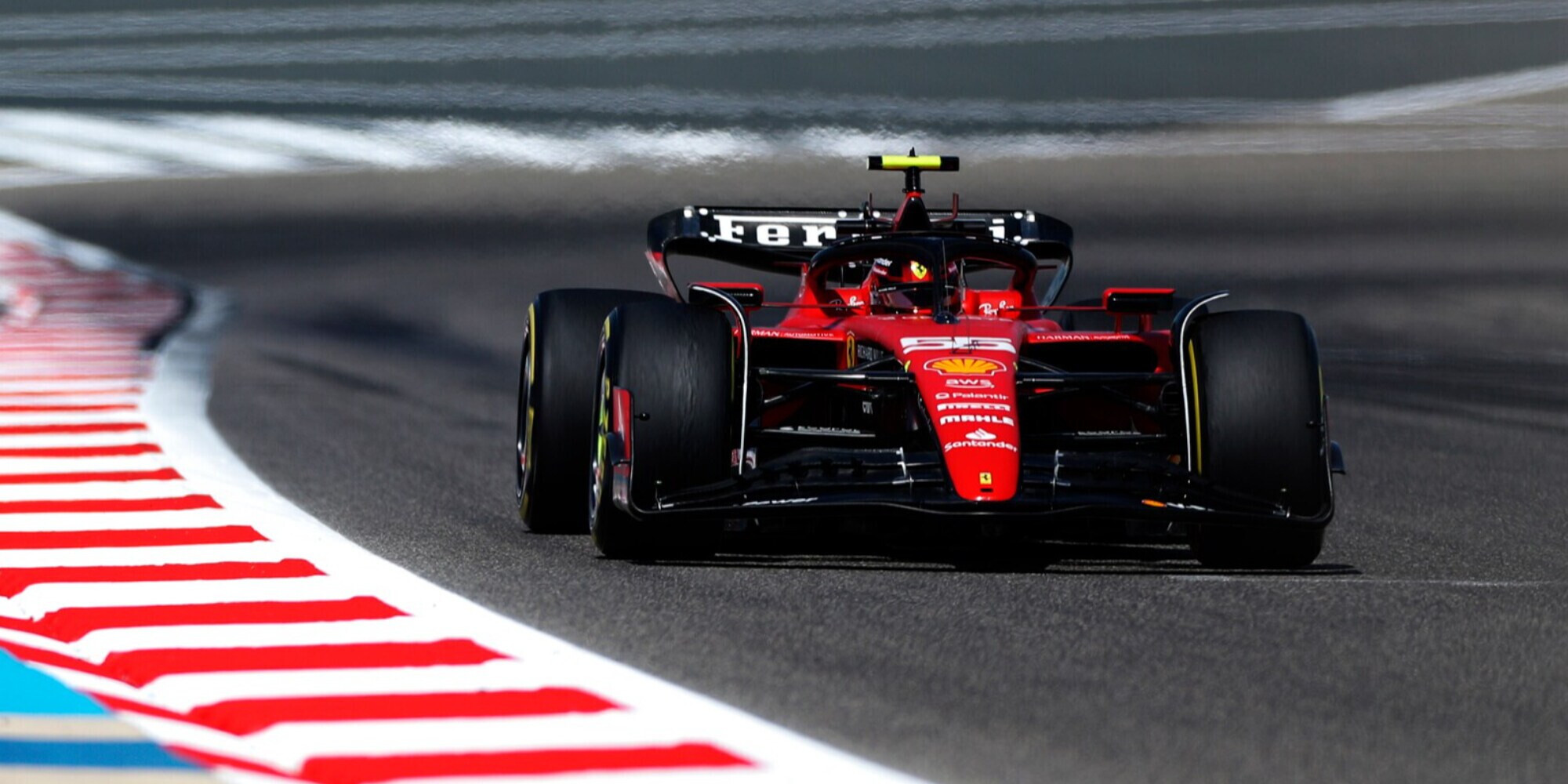 F1 Ferrari, test Bahrain e sorriso Sainz: secondo giorno, che succede