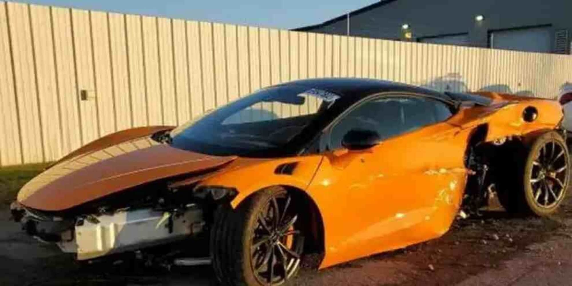 McLaren Artura distrutta all'asta: il costo bassissimo spiazza tutti