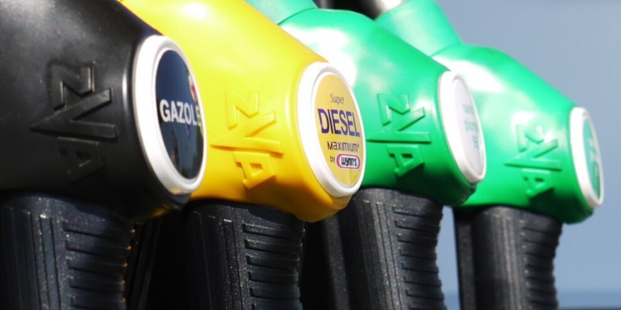Annacqua il carburante del distributore: benzinaio danneggia decine di auto