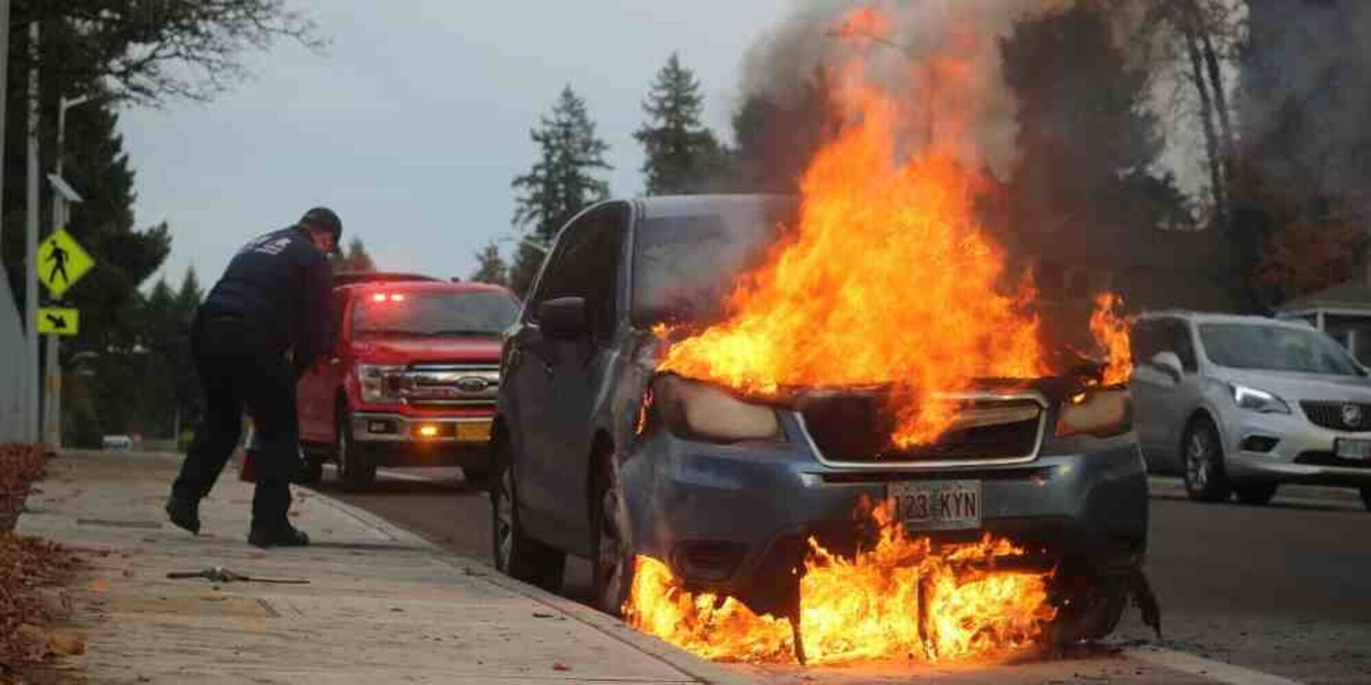 Motore si spegne e l'auto va infiamma: momenti di panico per una famiglia