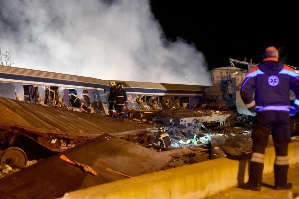 Incidente da brividi in Grecia, due treni si scontrano e deragliano: 40 morti e 130 feriti