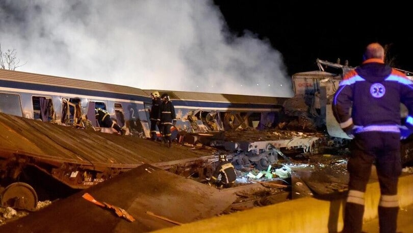 Incidente da brividi in Grecia, due treni si scontrano e deragliano: 40 morti e 130 feriti