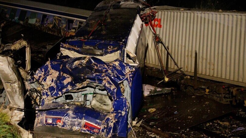 Paura in Grecia: più di 40 morti e 130 feriti in un incidente ferroviario